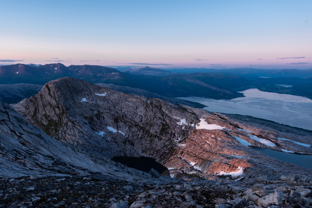 Norvegia amână deschiderea unei zone arctice pentru exploatare minieră